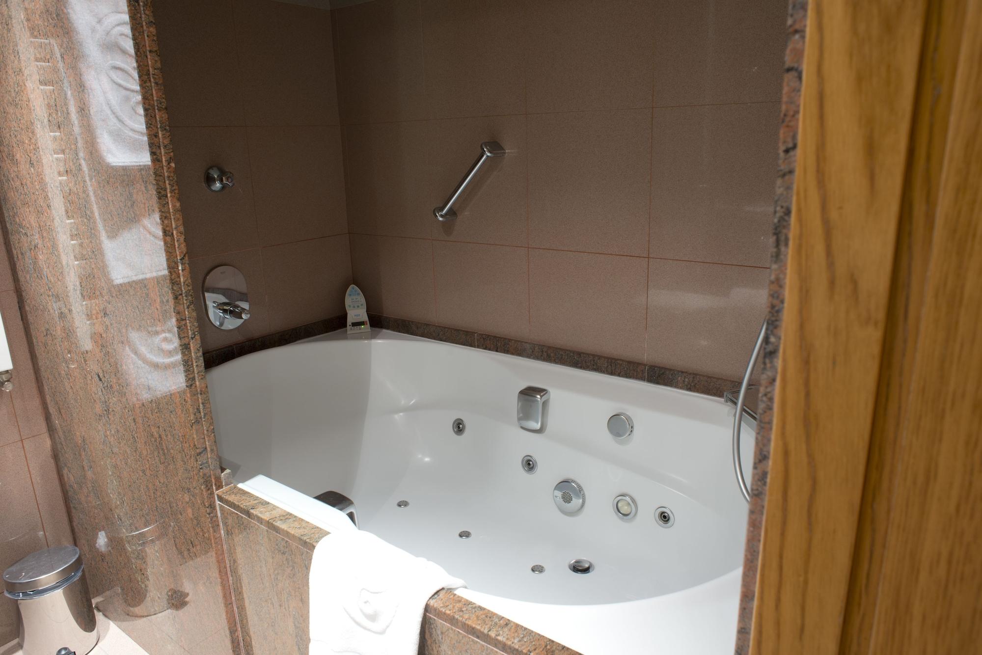 A Casa Canut Hotel Gastronomic Les Escaldes Exterior foto A whirlpool bathtub
