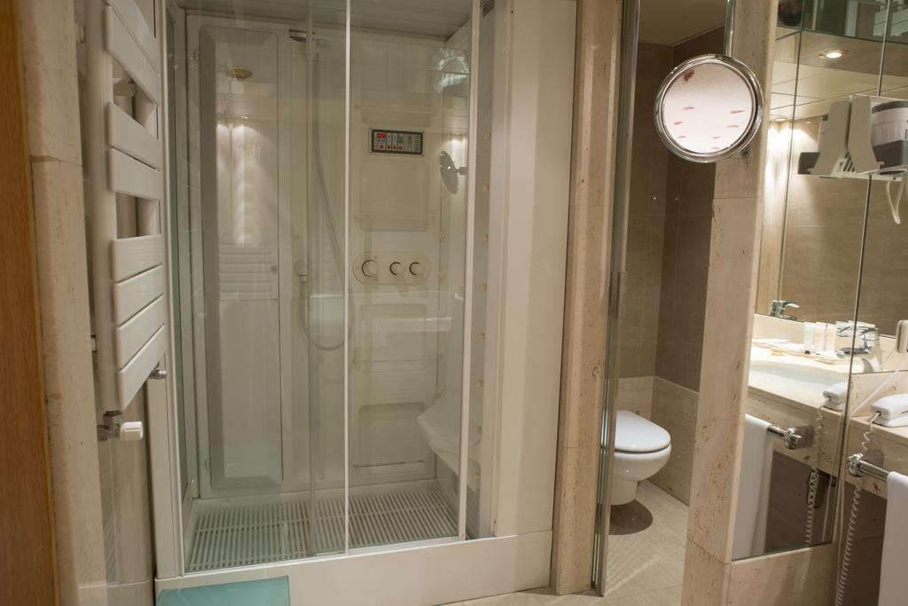 A Casa Canut Hotel Gastronomic Les Escaldes Exterior foto A shower cubicle