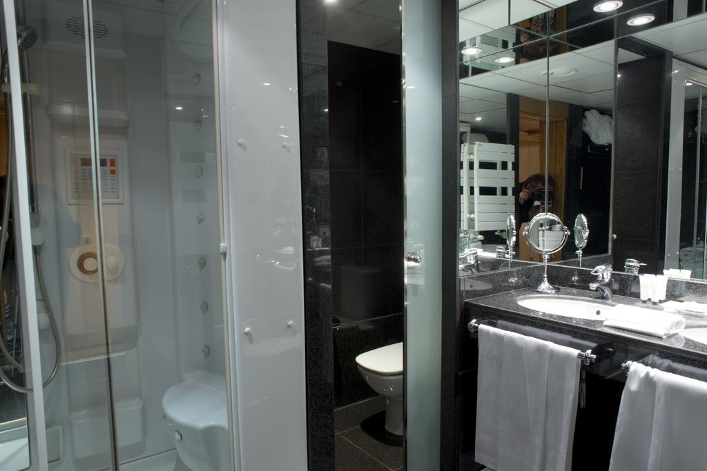 A Casa Canut Hotel Gastronomic Les Escaldes Exterior foto A shower cubicle