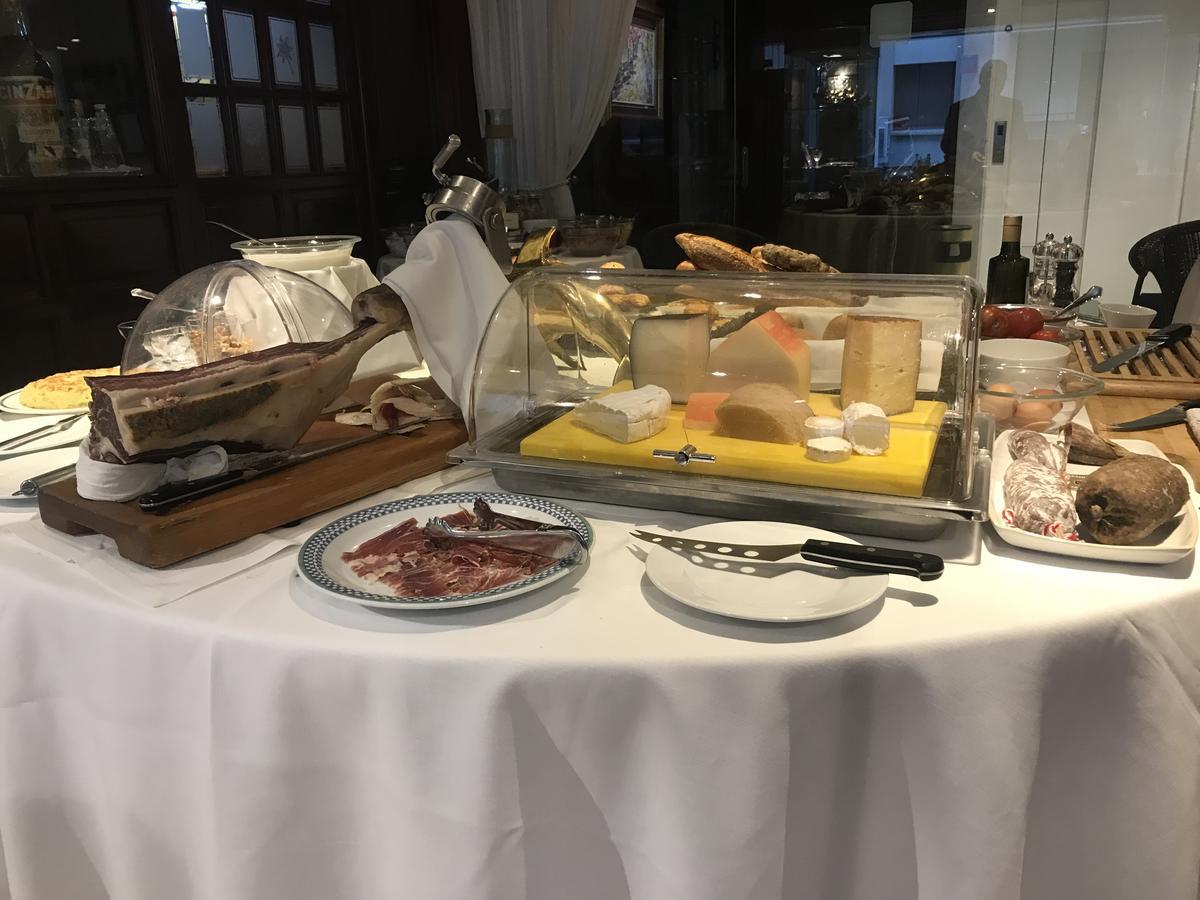 A Casa Canut Hotel Gastronomic Les Escaldes Exterior foto Cheese and charcuterie at a buffet